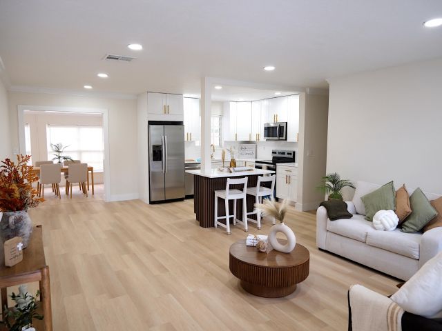 Продажа дома по адресу 1084 SW 4th Avenue - фото 6752083