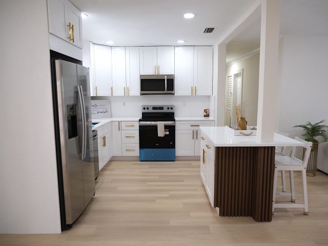 Продажа дома по адресу 1084 SW 4th Avenue - фото 6752085