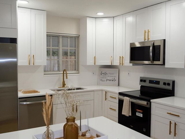 Продажа дома по адресу 1084 SW 4th Avenue - фото 6752087