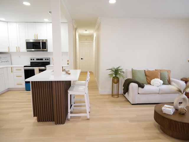 Продажа дома по адресу 1084 SW 4th Avenue - фото 6776884