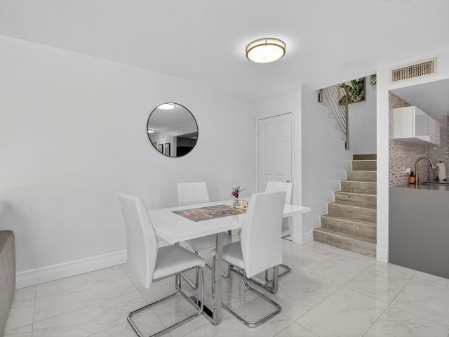 Дом в аренду по адресу 4310 Village Drive D - фото 6728465