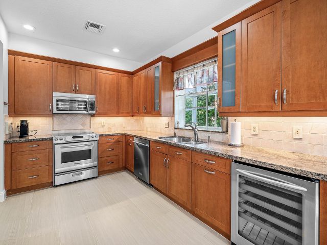 Дом в аренду по адресу 5855 NW 42nd Way - фото 6749477