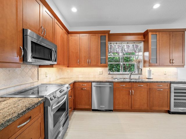 Дом в аренду по адресу 5855 NW 42nd Way - фото 6749481