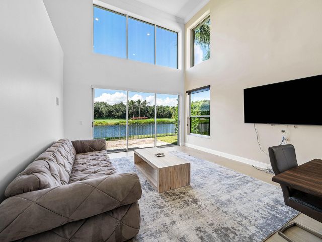 Дом в аренду по адресу 5855 NW 42nd Way - фото 6749482