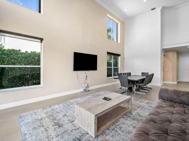 Дом в аренду по адресу 5855 NW 42nd Way - фото 6749483