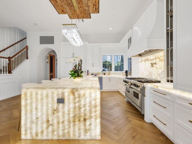 Продажа дома по адресу 340 E Royal Palm Road - фото 6749562