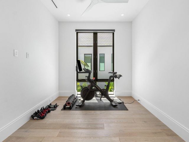 Дом в аренду по адресу 512 NE 7th Avenue - фото 6719808