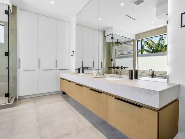 Дом в аренду по адресу 512 NE 7th Avenue - фото 6719810