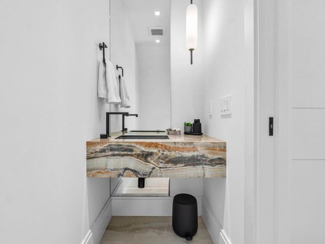 Дом в аренду по адресу 512 NE 7th Avenue - фото 6719814