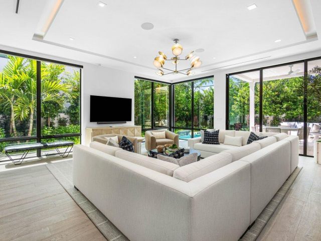 Дом в аренду по адресу 512 NE 7th Avenue - фото 6719815