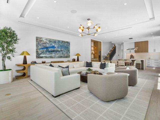 Дом в аренду по адресу 512 NE 7th Avenue - фото 6719816