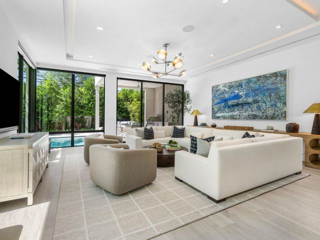 Дом в аренду по адресу 512 NE 7th Avenue - фото 6719817