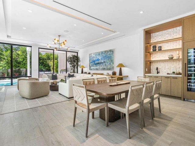 Дом в аренду по адресу 512 NE 7th Avenue - фото 6719819