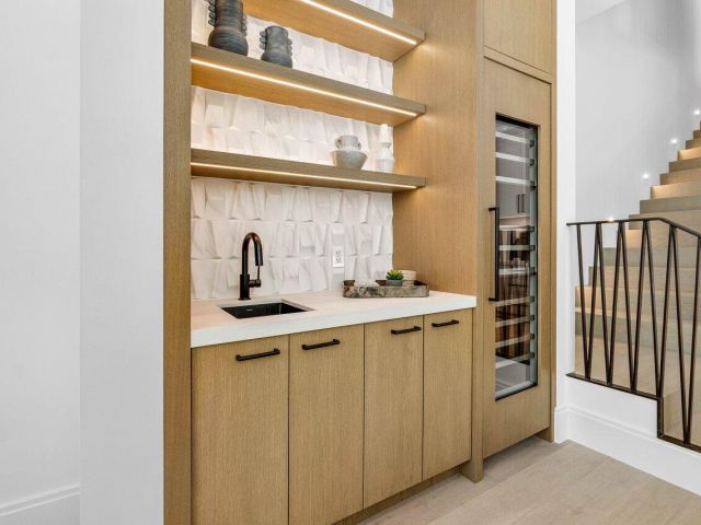 Дом в аренду по адресу 512 NE 7th Avenue - фото 6719820