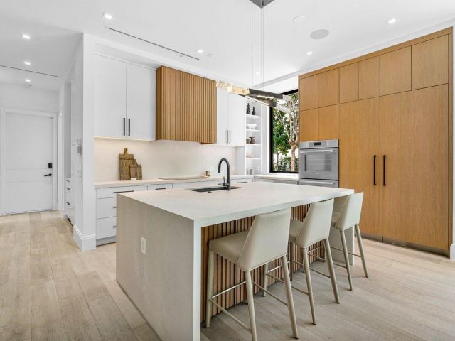 Дом в аренду по адресу 512 NE 7th Avenue - фото 6719821