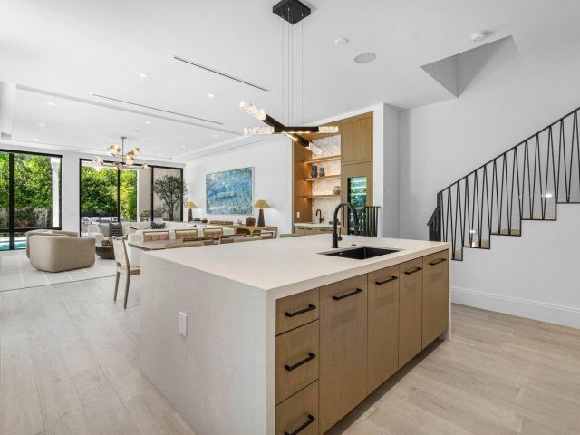 Дом в аренду по адресу 512 NE 7th Avenue - фото 6719822