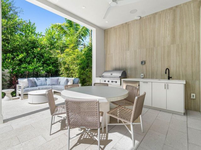 Дом в аренду по адресу 512 NE 7th Avenue - фото 6719824