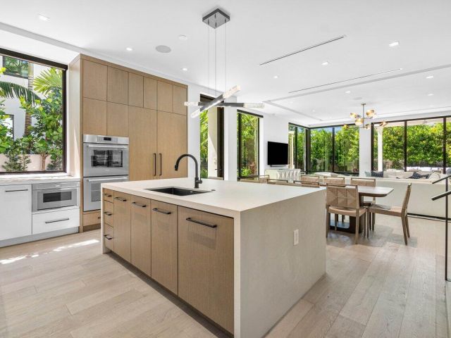 Дом в аренду по адресу 512 NE 7th Avenue - фото 6719827