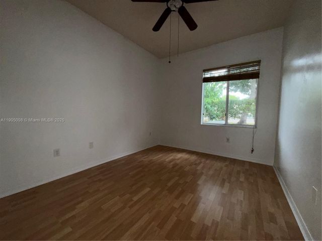 Продажа дома по адресу 540 SE 23rd Ln - фото 6719654