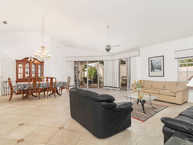 Продажа дома по адресу 9158 Heathridge Drive - фото 6719635