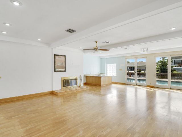 Продажа дома по адресу 3040 NE 40th Street - фото 6765723