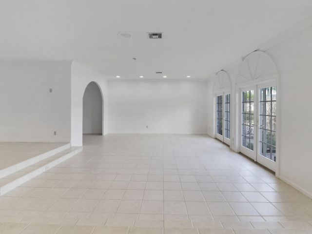 Продажа дома по адресу 3040 NE 40th Street - фото 6765728