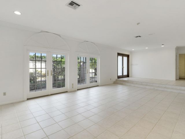 Продажа дома по адресу 3040 NE 40th Street - фото 6765729