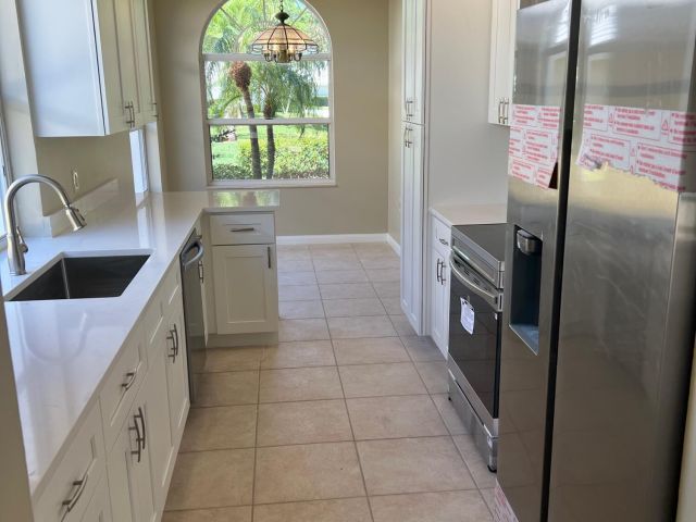 Продажа дома по адресу 2387 Oak Tree Lane - фото 6721113