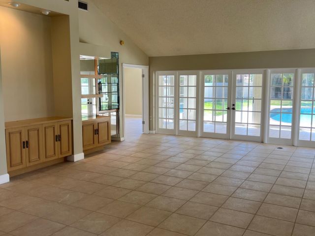 Продажа дома по адресу 2387 Oak Tree Lane - фото 6721116