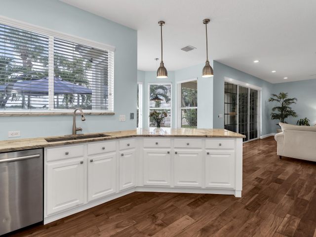 Продажа дома по адресу 1219 Avondale Lane - фото 6722117