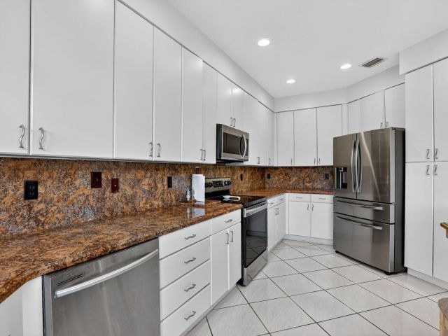 Продажа дома по адресу 2565 NW 52nd Street - фото 6759545