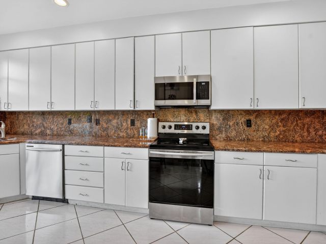 Продажа дома по адресу 2565 NW 52nd Street - фото 6759546