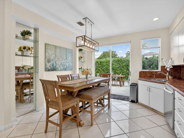 Продажа дома по адресу 2565 NW 52nd Street - фото 6759547