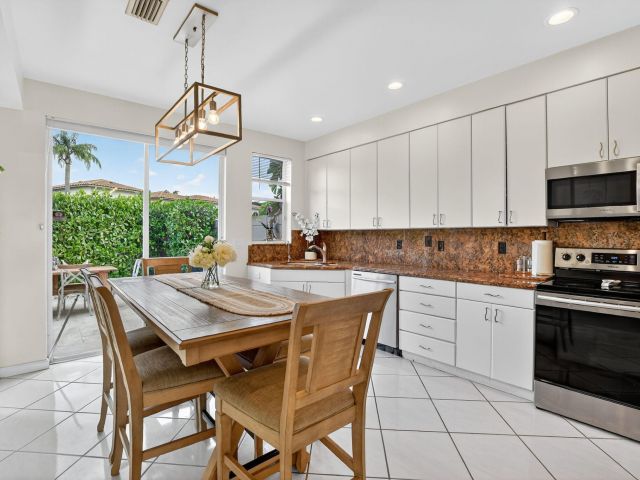 Продажа дома по адресу 2565 NW 52nd Street - фото 6759548