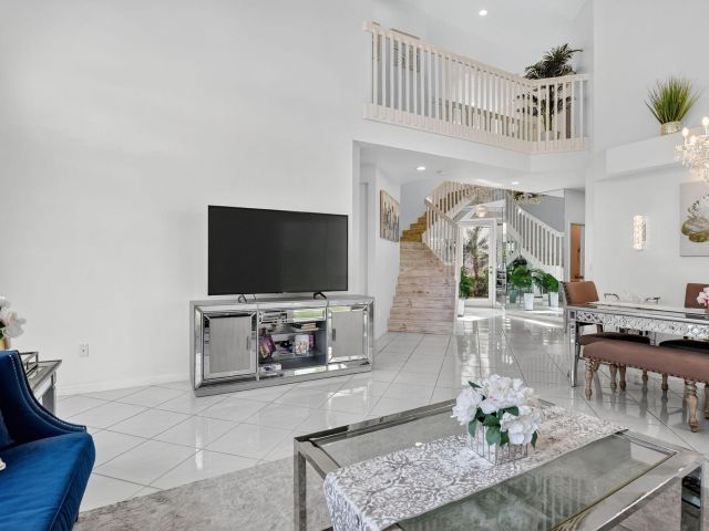 Продажа дома по адресу 2565 NW 52nd Street - фото 6759549