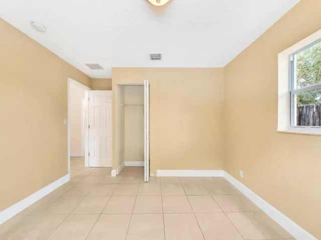 Продажа дома по адресу 1412 NE 25th Court - фото 8986090