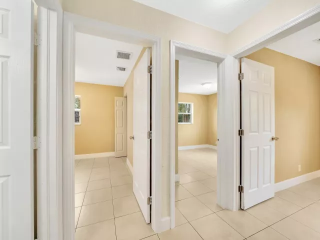 Продажа дома по адресу 1412 NE 25th Court - фото 8986092