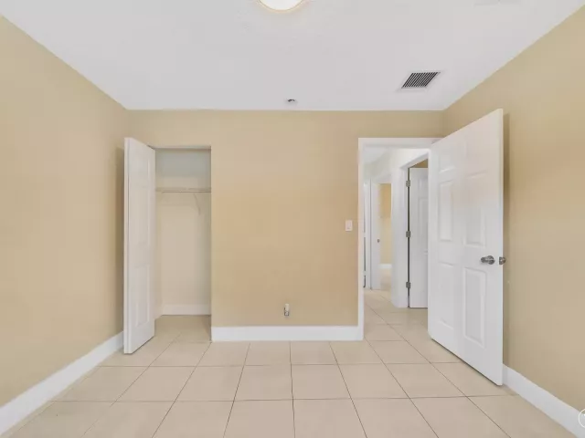 Продажа дома по адресу 1412 NE 25th Court - фото 8986095
