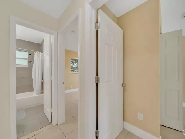 Продажа дома по адресу 1412 NE 25th Court - фото 8986098