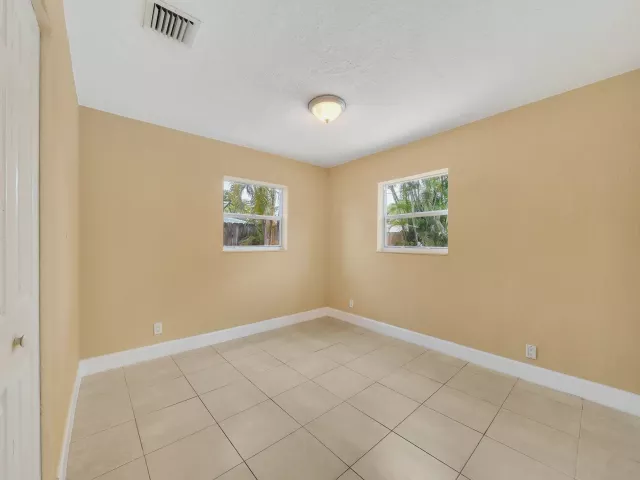 Продажа дома по адресу 1412 NE 25th Court - фото 8986100