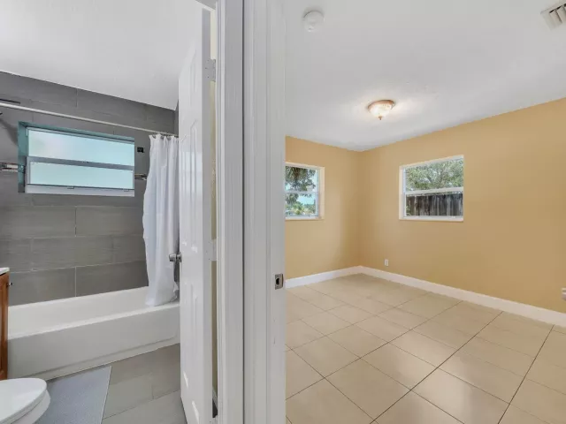 Продажа дома по адресу 1412 NE 25th Court - фото 8986102