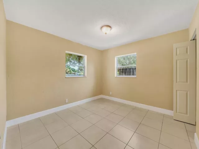 Продажа дома по адресу 1412 NE 25th Court - фото 8986103