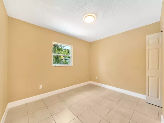 Продажа дома по адресу 1412 NE 25th Court - фото 8986105