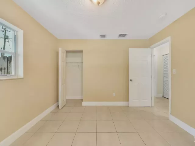 Продажа дома по адресу 1412 NE 25th Court - фото 8986107