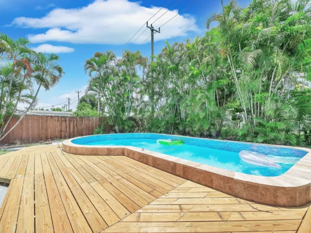 Продажа дома по адресу 1412 NE 25th Court - фото 8986111