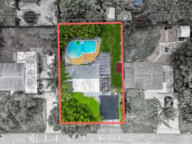 Продажа дома по адресу 1412 NE 25th Court - фото 8986126