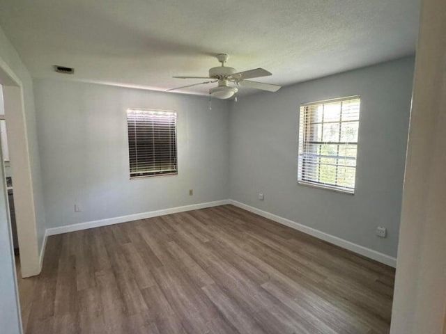 Дом в аренду по адресу 13529 42nd Road N - фото 6722134