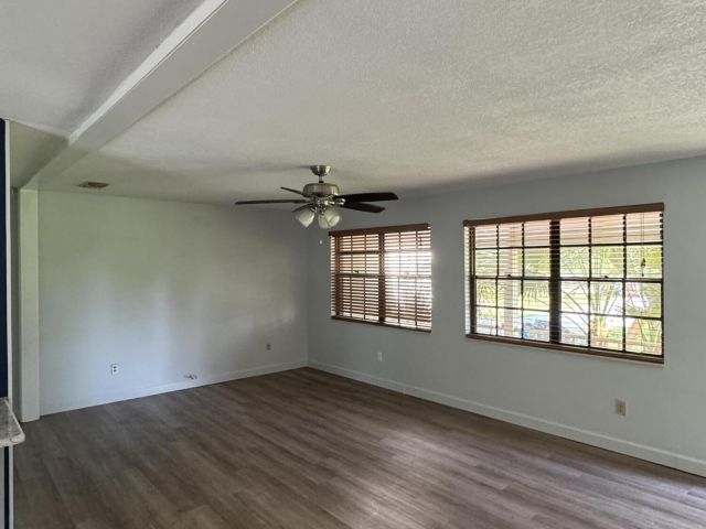 Дом в аренду по адресу 13529 42nd Road N - фото 6722135