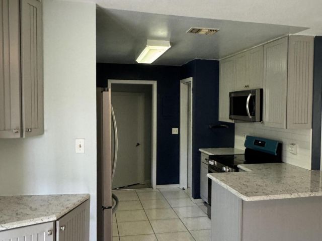 Дом в аренду по адресу 13529 42nd Road N - фото 6722136