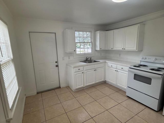 Дом в аренду по адресу 33 SW 12th Avenue - фото 6919169